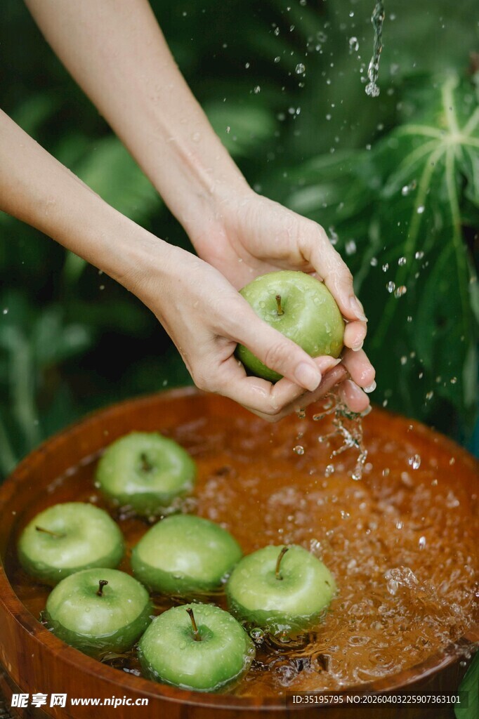 双手清洗青苹果