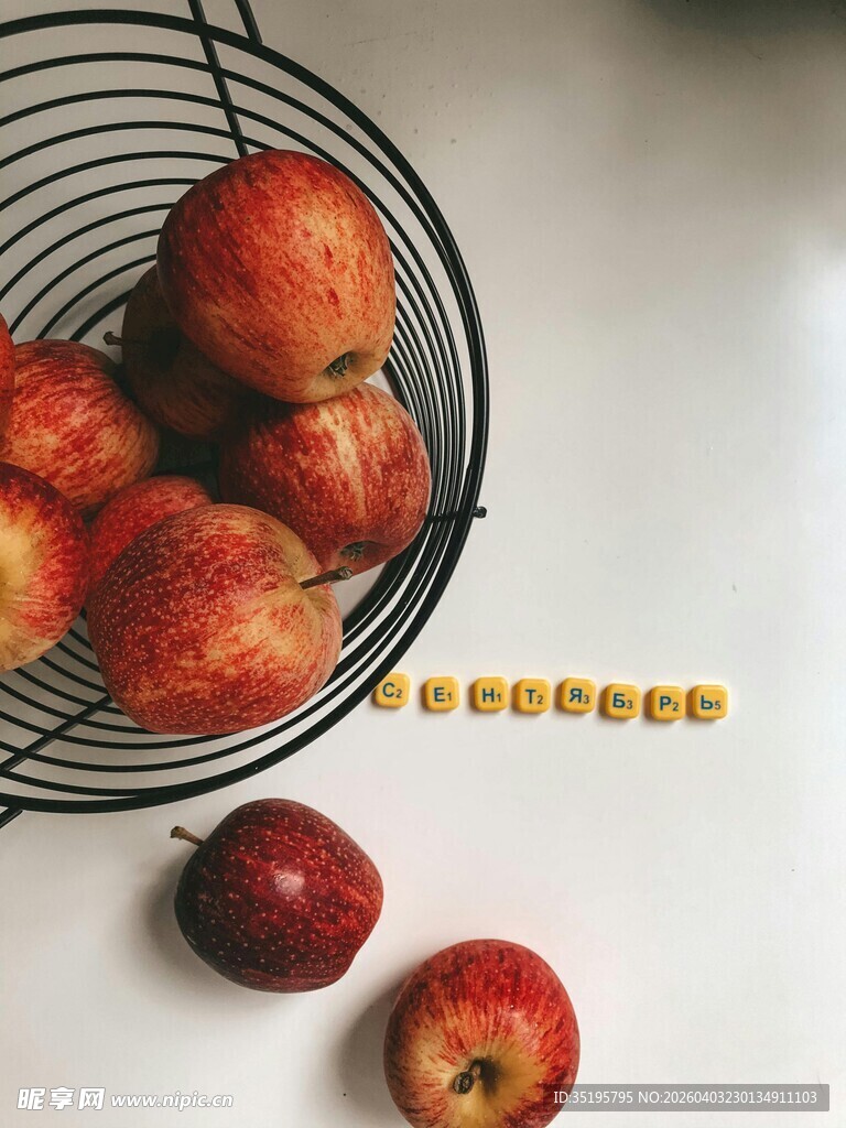 铁丝篮中的鲜润红苹果