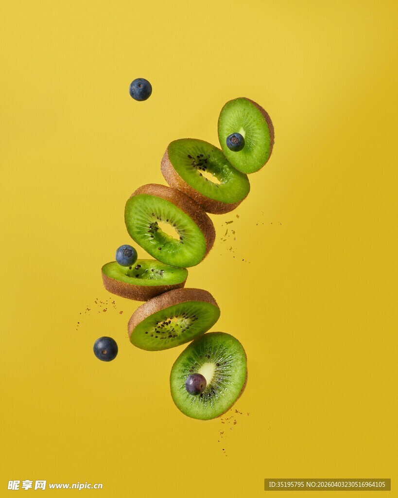 飞舞的猕猴桃与蓝莓切片