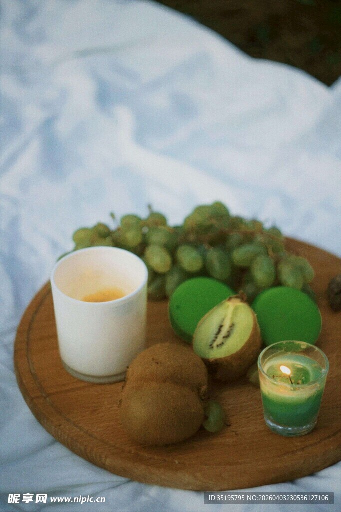 木盘上的奇异果与饮品