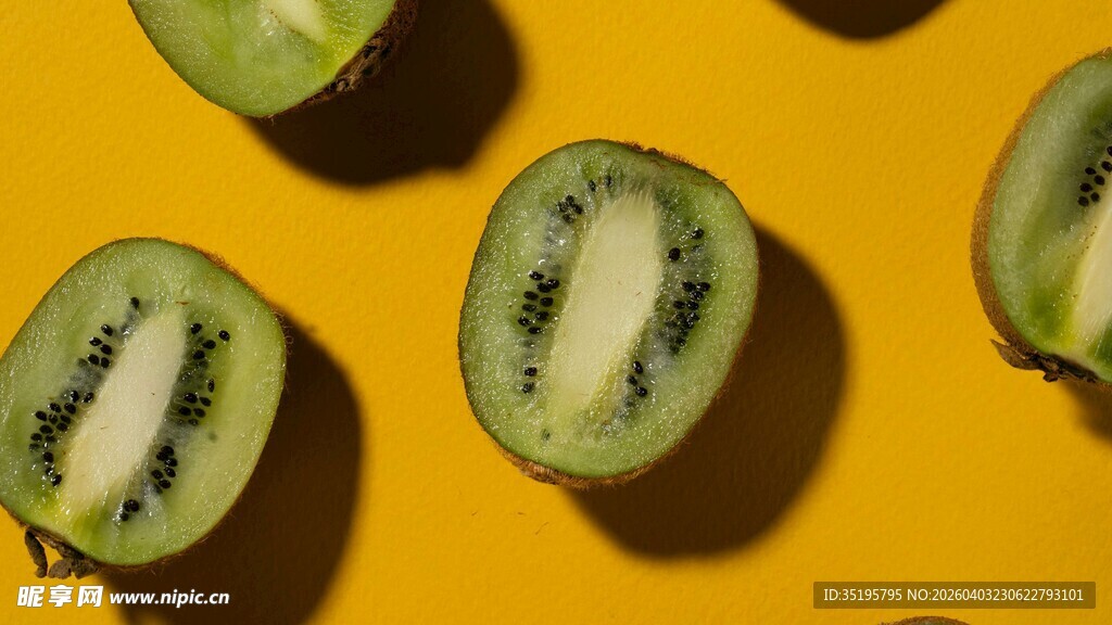 黄色背景上的切开猕猴桃