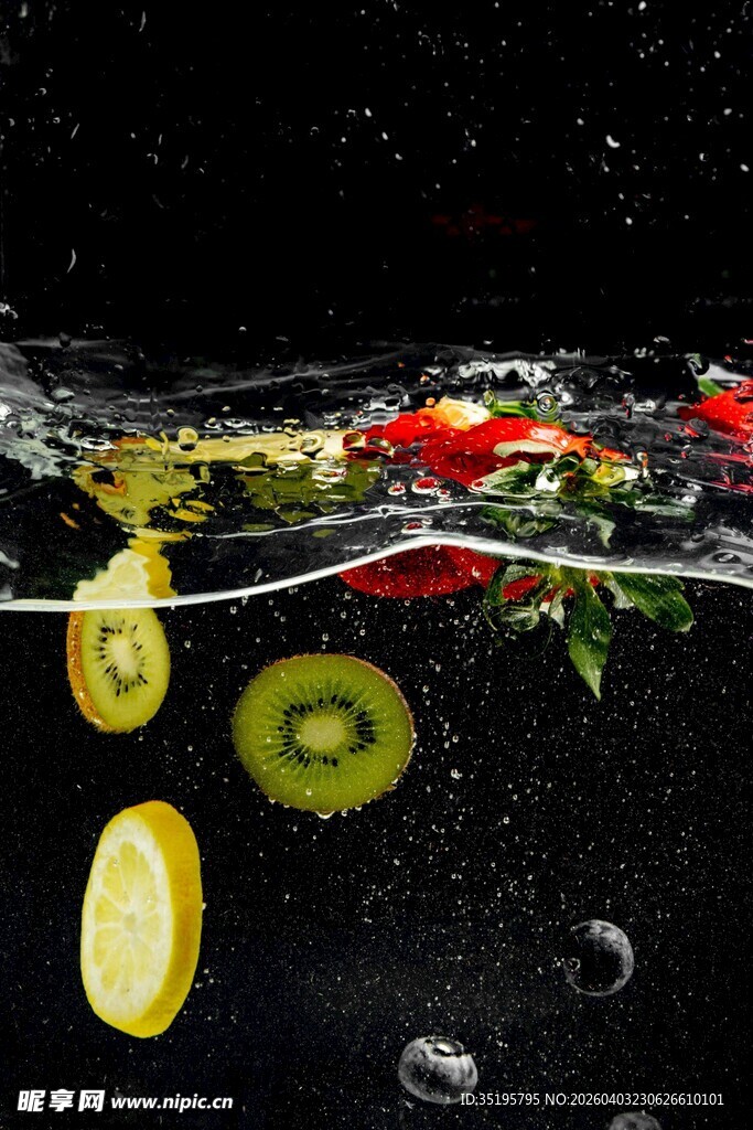 水果入水瞬间的美妙画面