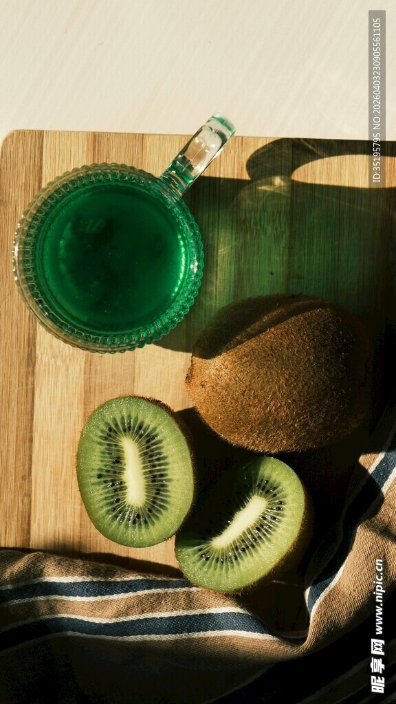 木质桌上的奇异果与青饮