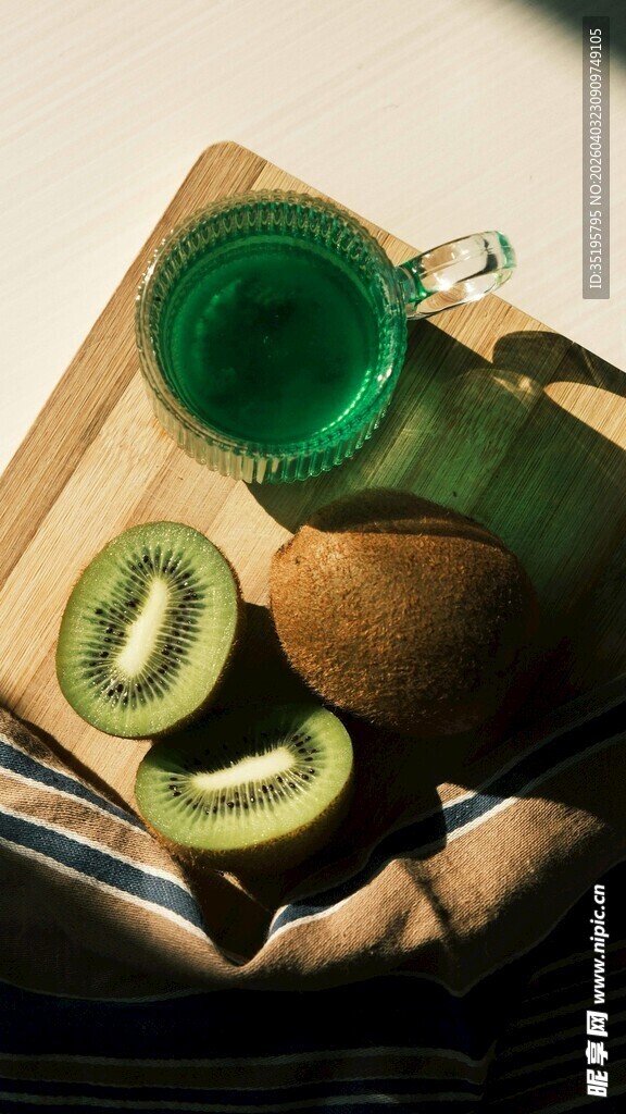 木盘上的奇异果与青绿色饮品
