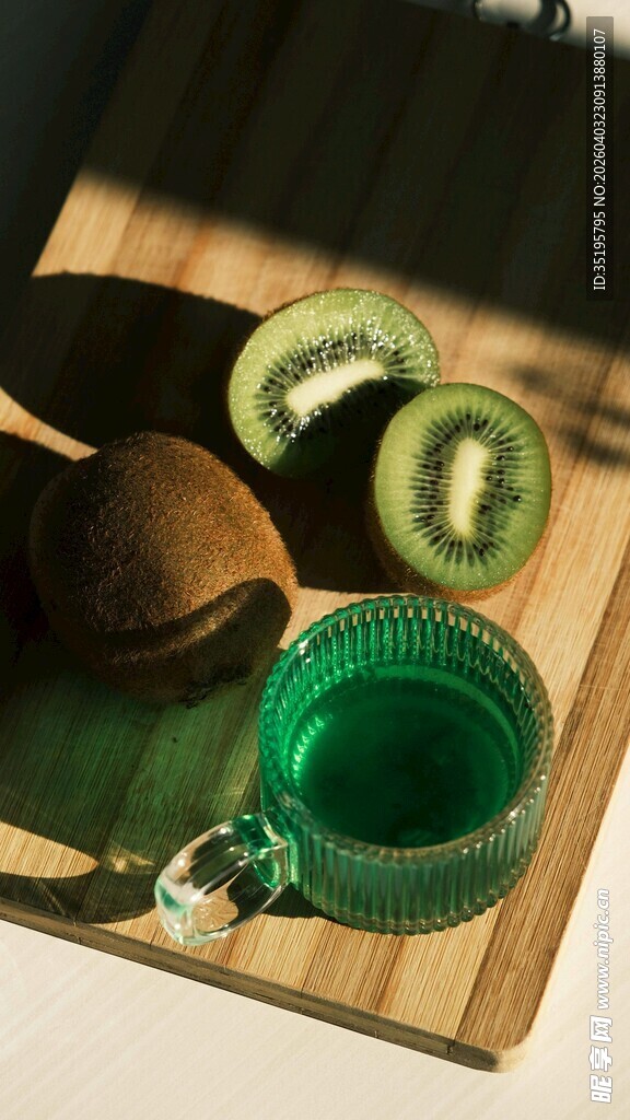 木质托盘上的奇异果与绿茶