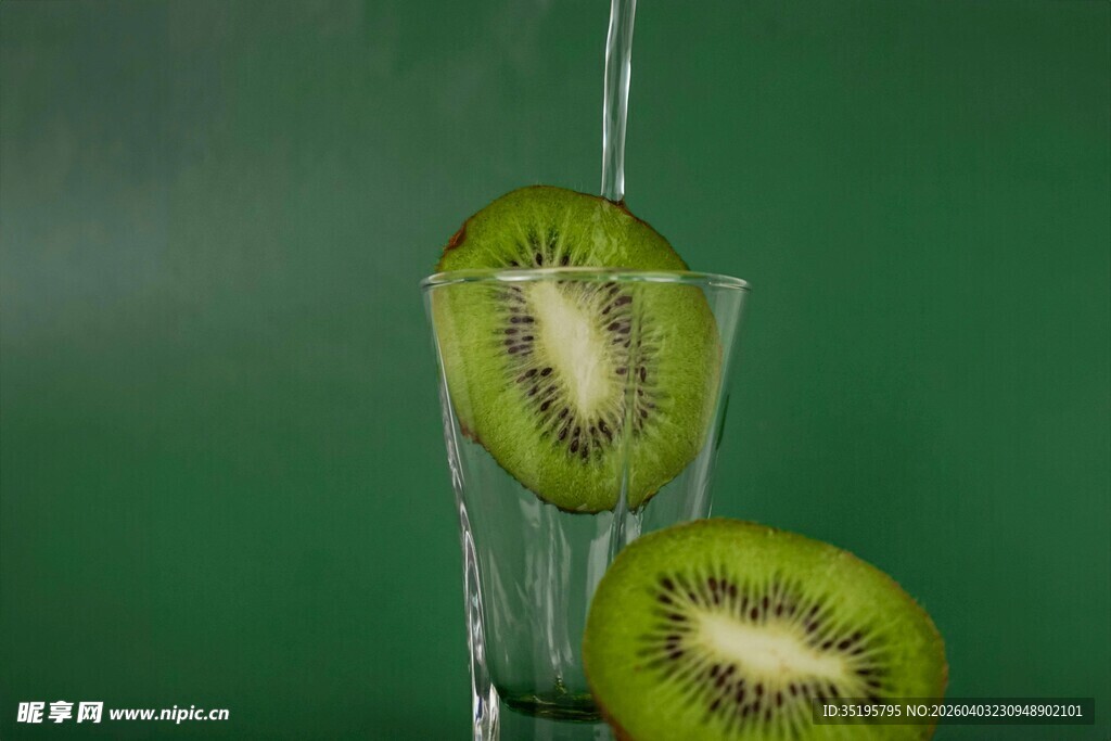鲜切猕猴桃倒入玻璃杯