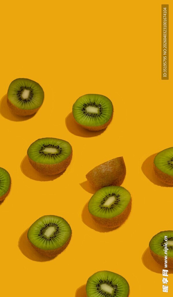 黄色背景上的猕猴桃切片