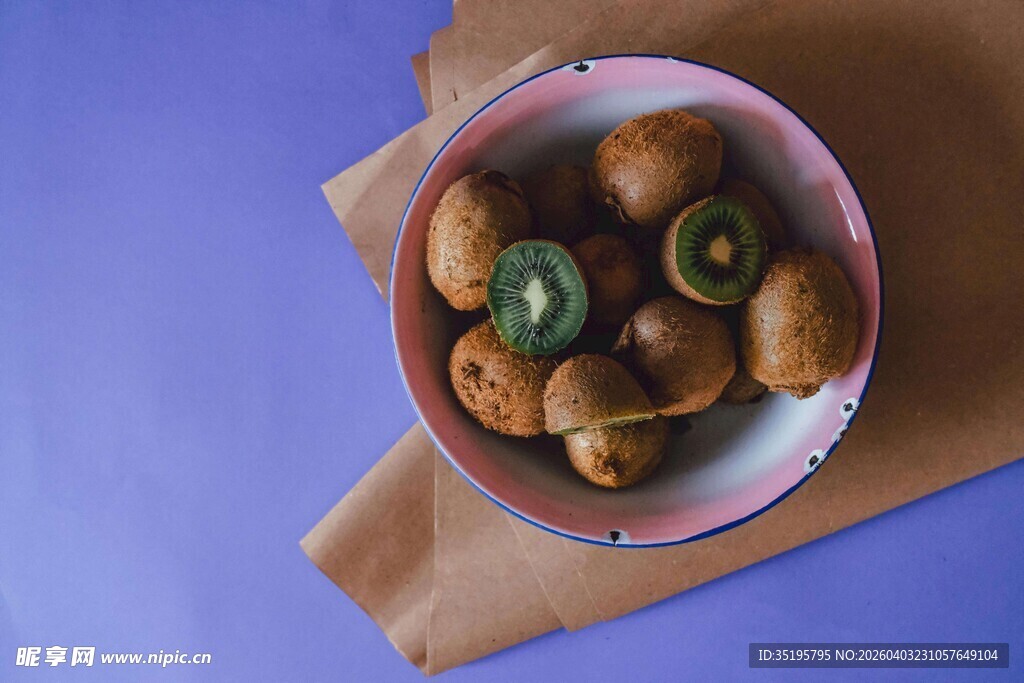 碗中美味炸物与青椒