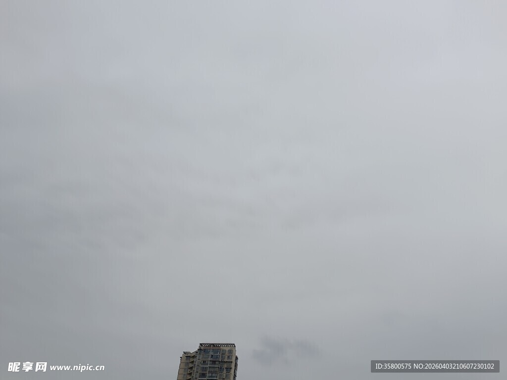 阴天中的高耸建筑