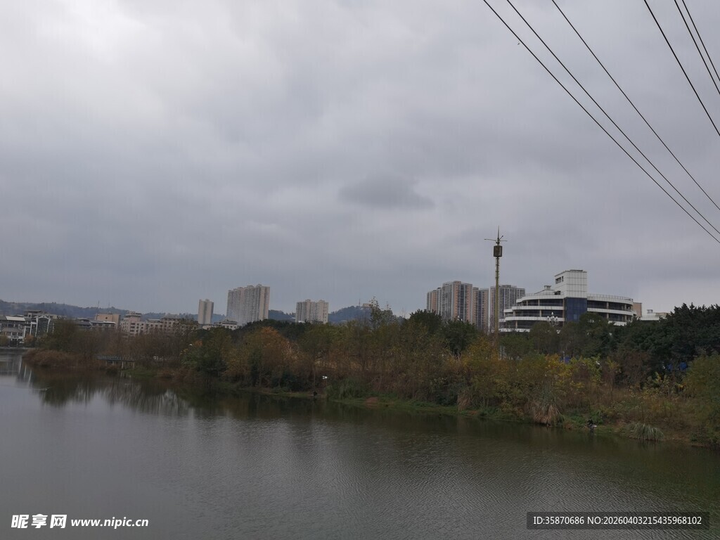 阴天河畔风景