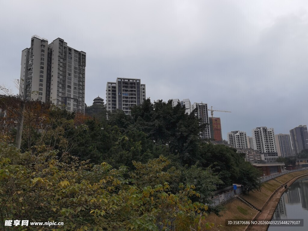 城市河畔高楼与绿植景观