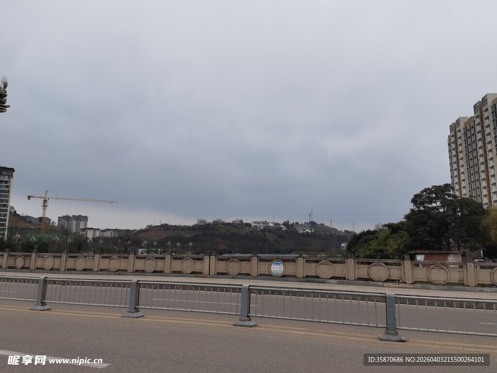 城市道路旁的楼宇景观