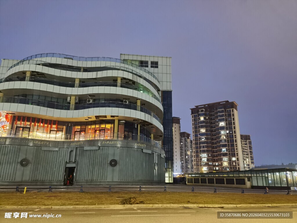 现代建筑夜景中的城市风貌