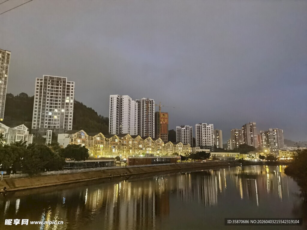 城市河畔夜景风光