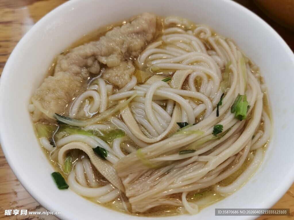一碗鲜香的酥肉米线