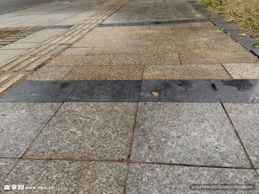 雨后湿润的城市步道地面