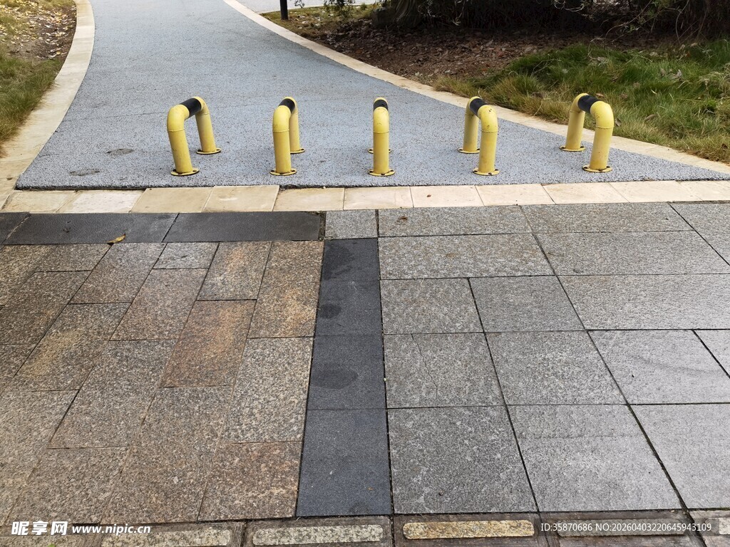 路边黄色阻拦器