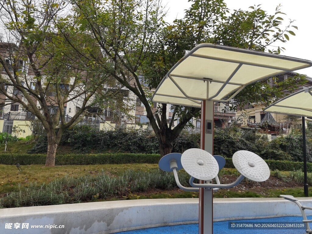 户外泳池边的遮阳设施