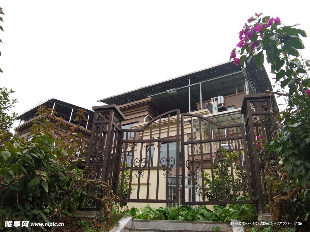 复古铁艺小门绿植环绕