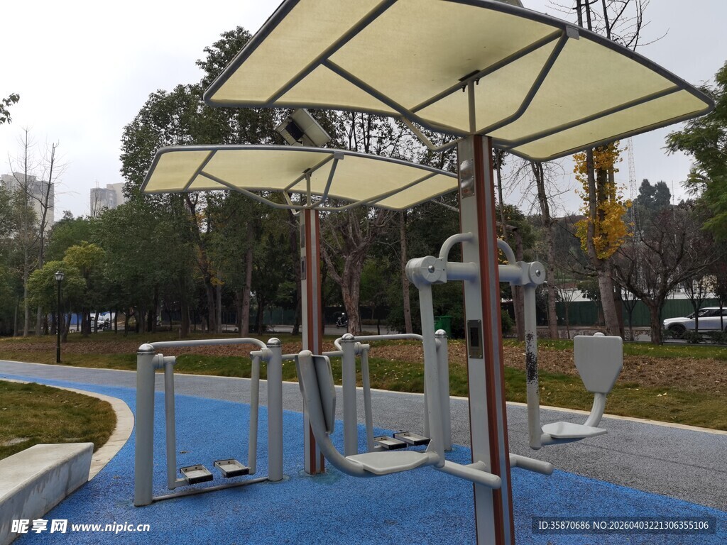 户外公园健身设施场景