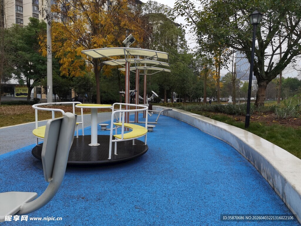 户外蓝色儿童游乐设施