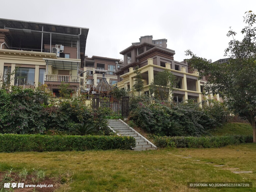 山间豪华别墅群景观