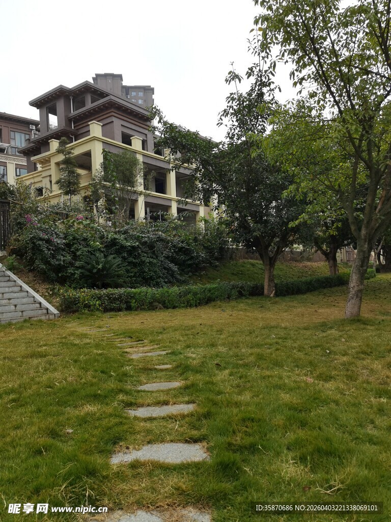 庭院小径旁的中式建筑