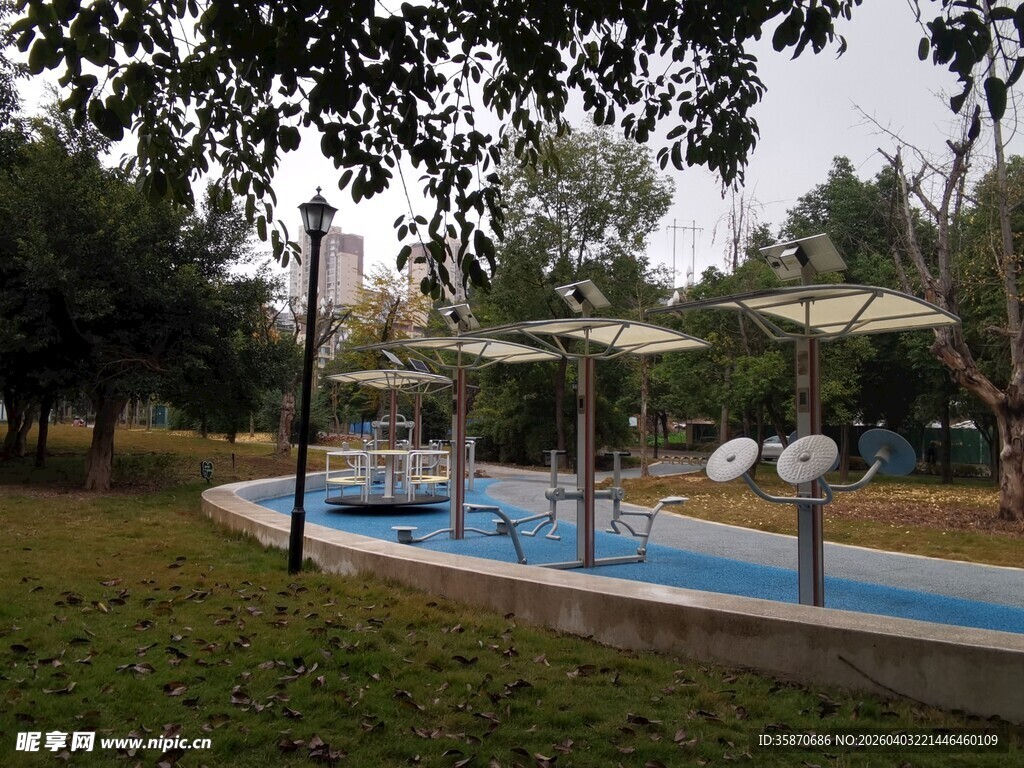 户外休闲场所与健身器材