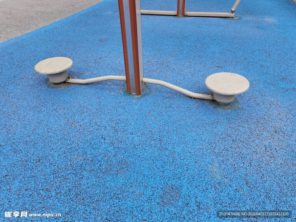蓝色地面上的户外健身器材