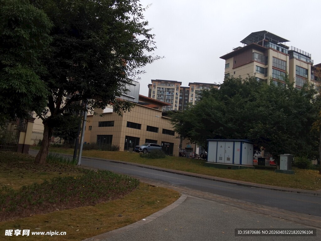 小区道路旁的多层建筑