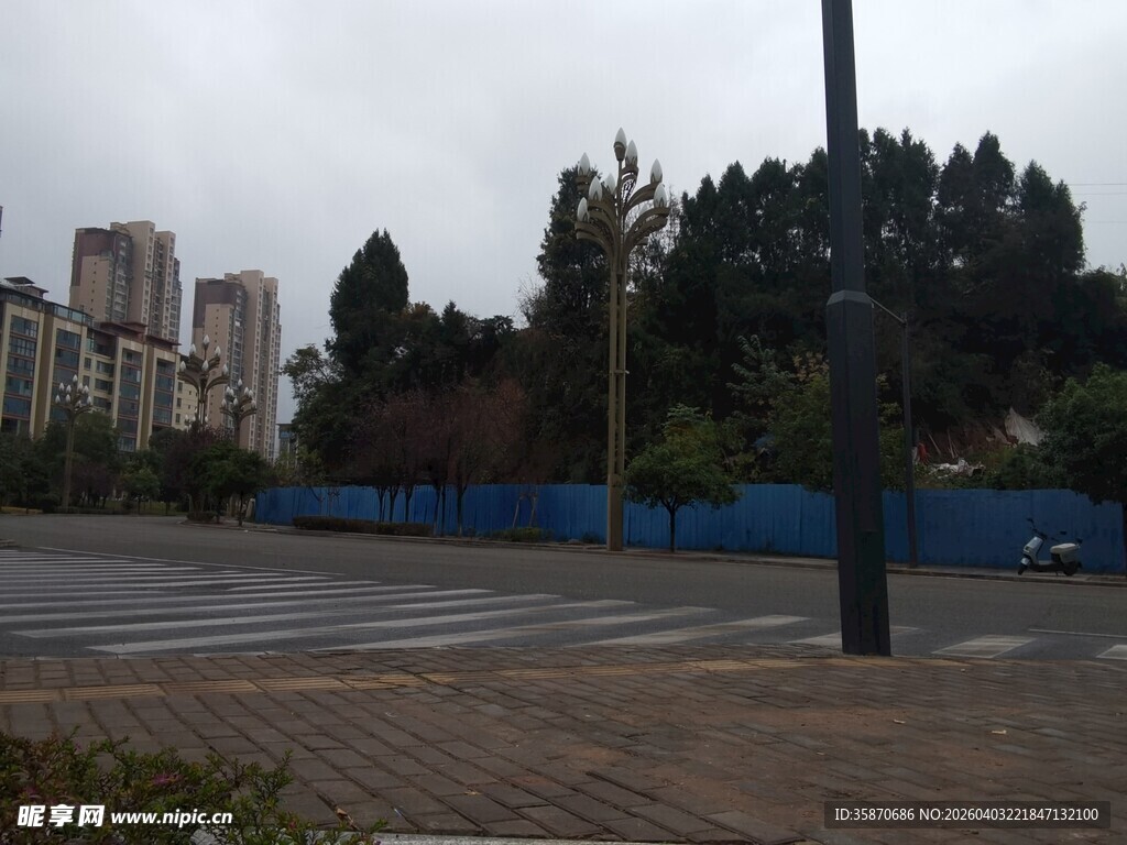 城市街道旁的蓝围挡场景