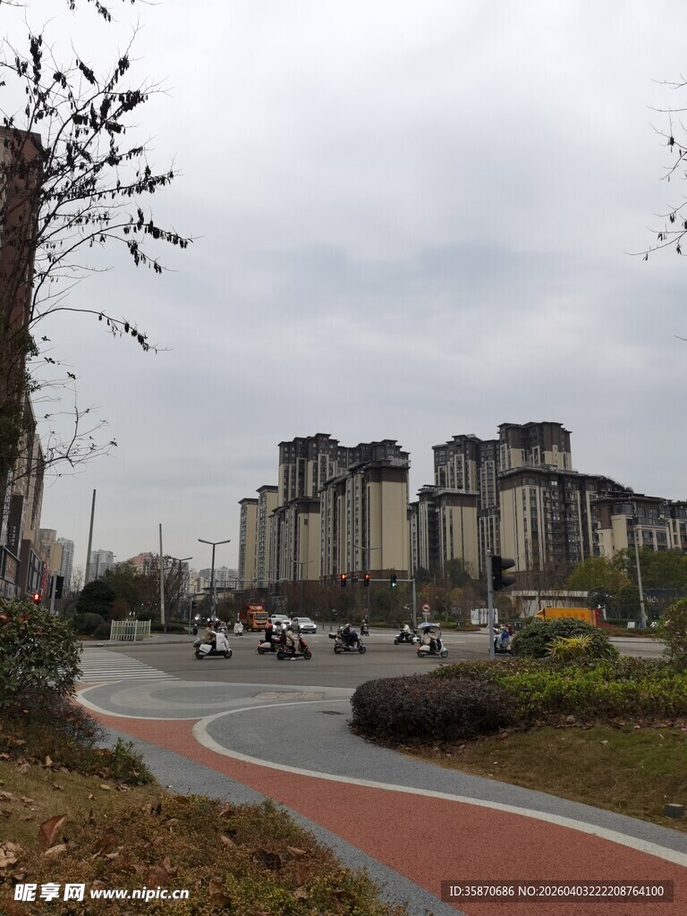 城市道路旁的高层住宅区