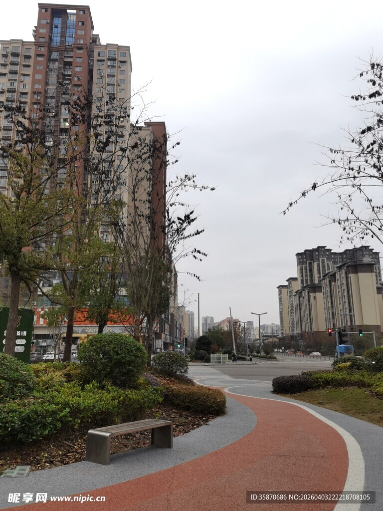 城市中蜿蜒的休闲道路