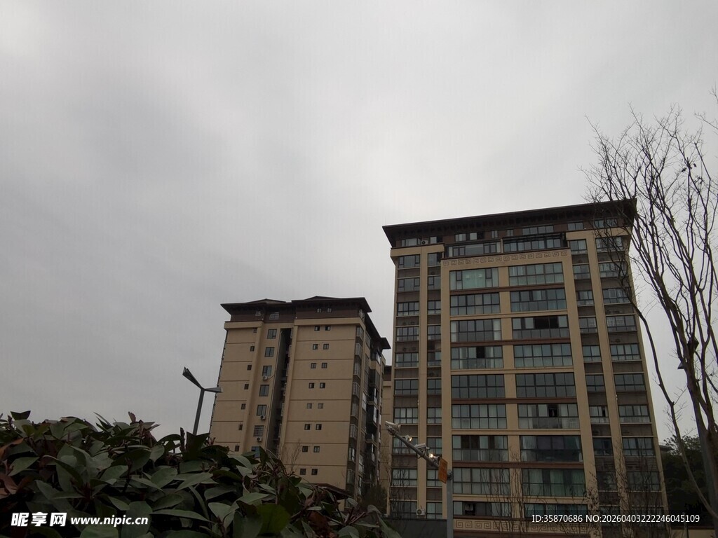 阴天中的高层居民楼