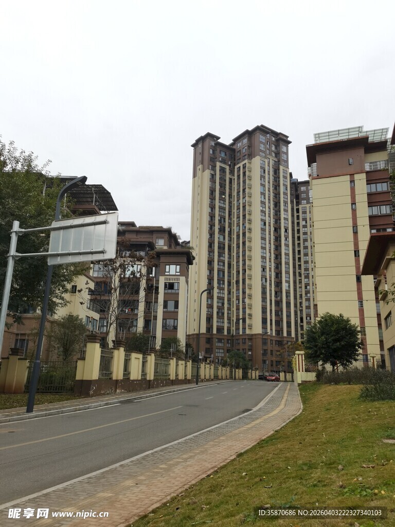 城市道路旁的高层住宅楼