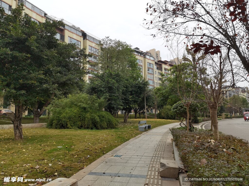 小区内的幽静小径