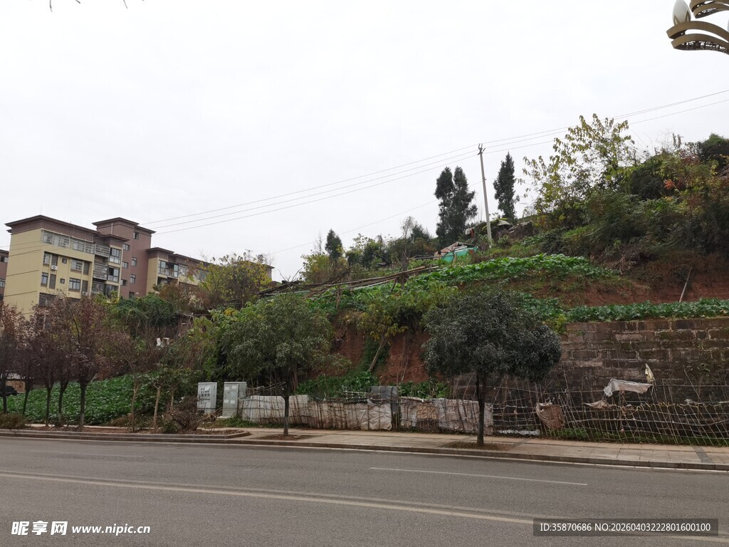 路边山坡旁的建筑风景