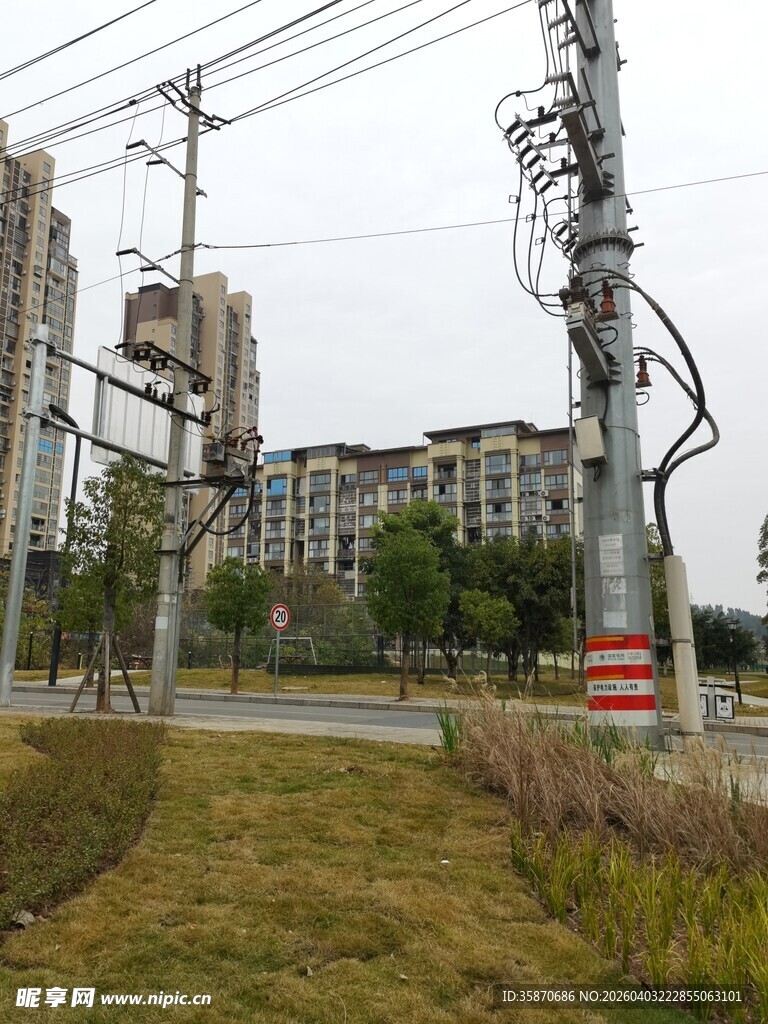 户外电线杆与周边建筑景观