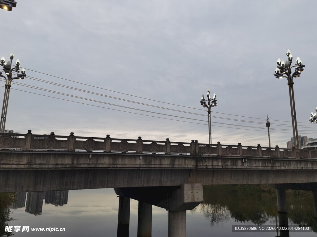 城市桥梁横跨水面景象