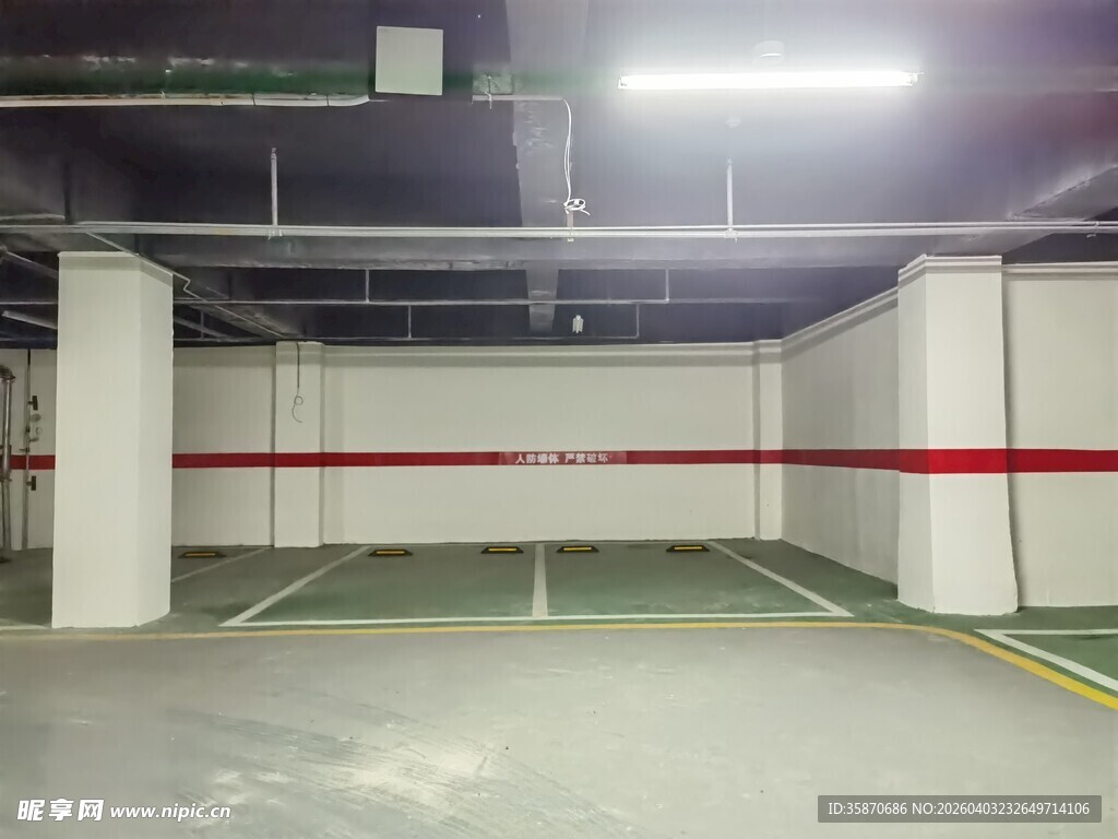 空旷地下停车场室内场景