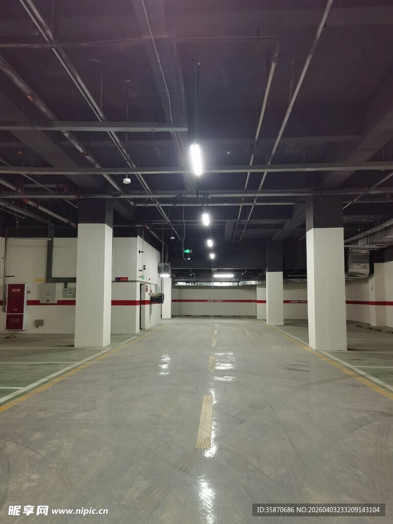 空旷地下停车场内部景象