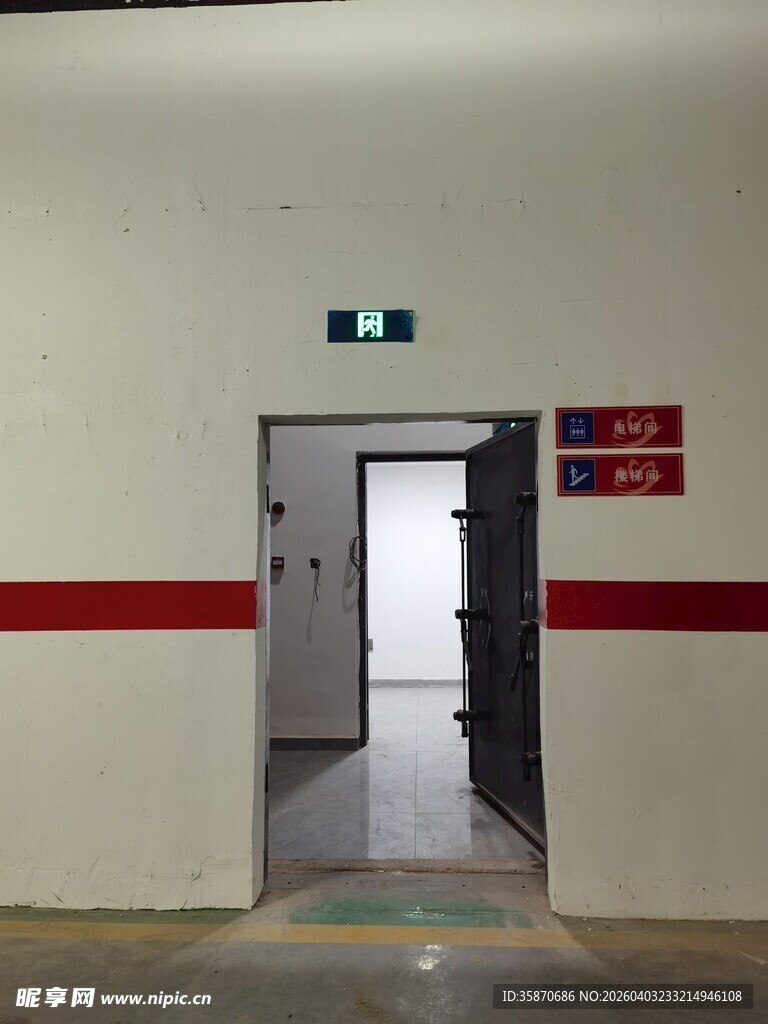 敞开的走廊入口