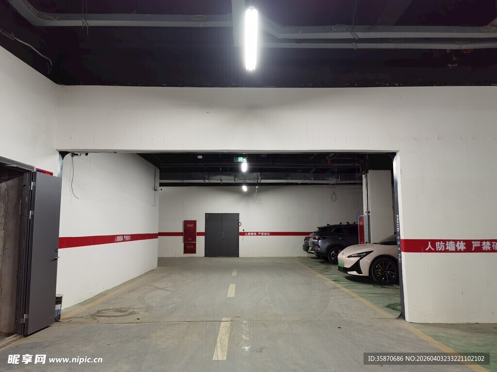 地下空旷停车场内部场景