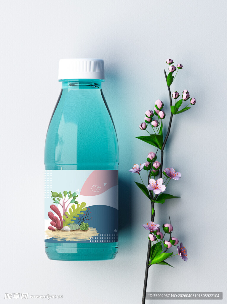 蓝瓶果汁旁的清新花枝