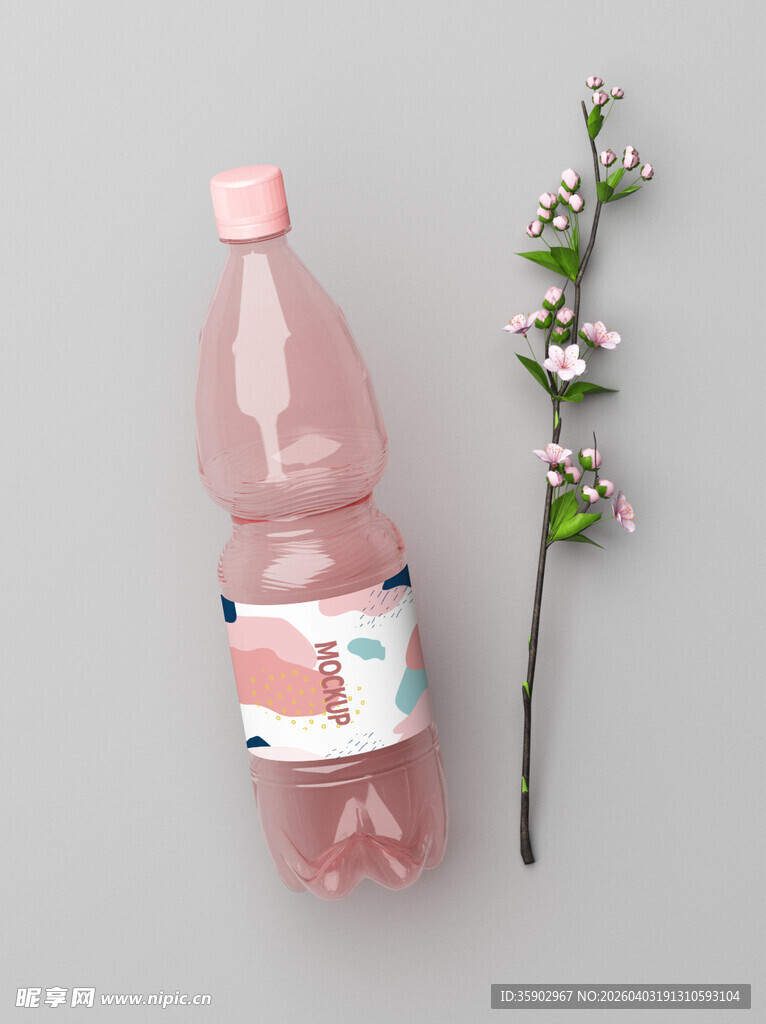 粉色饮料与花枝静物组合