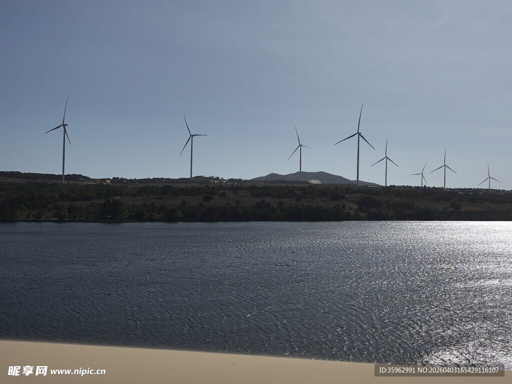 河畔风车景观