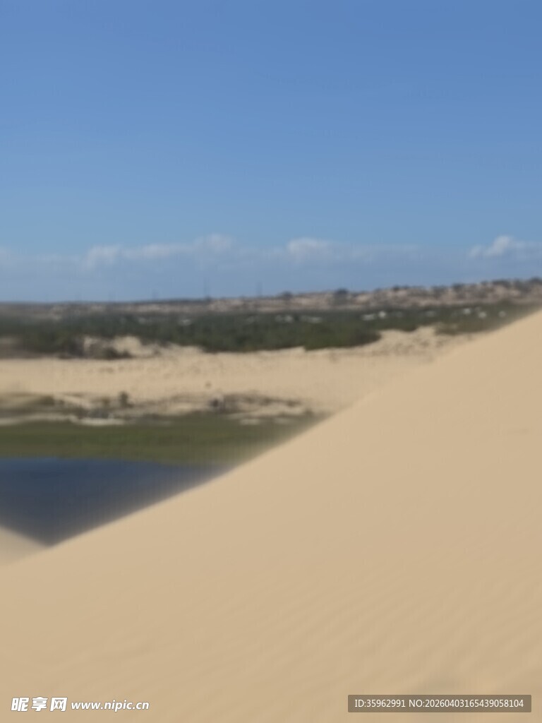 沙漠中的静谧水域景观