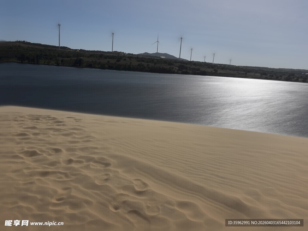 沙漠边的平静水域