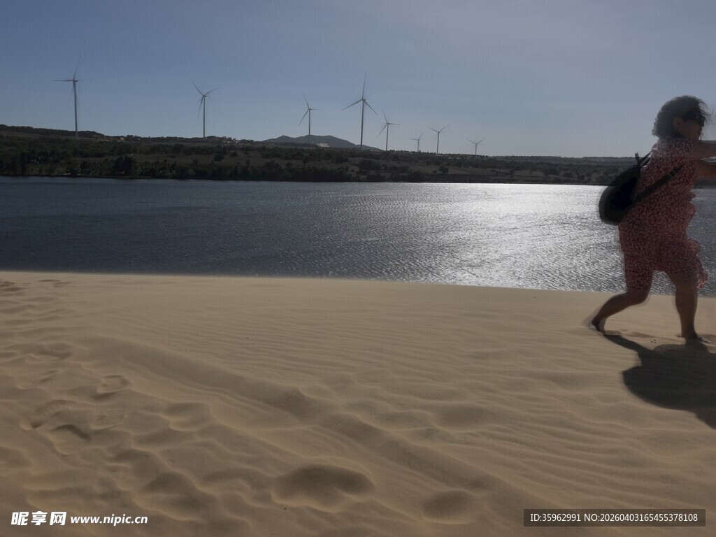 沙漠与大海相连