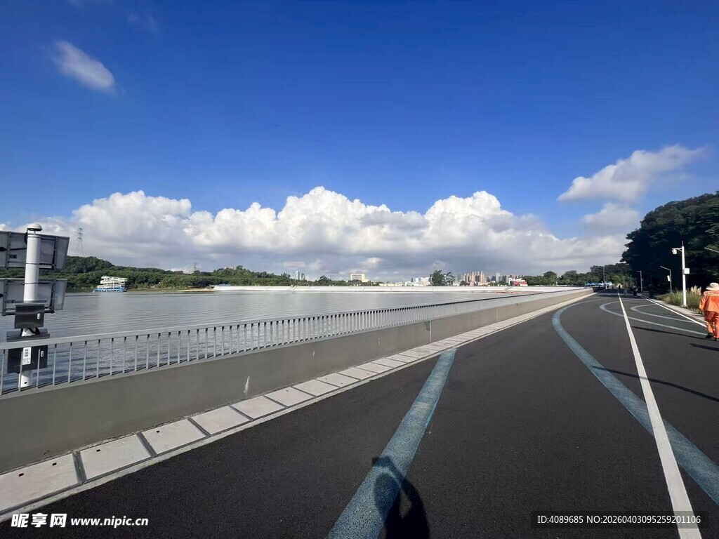 公路旁的广阔水域与蓝天